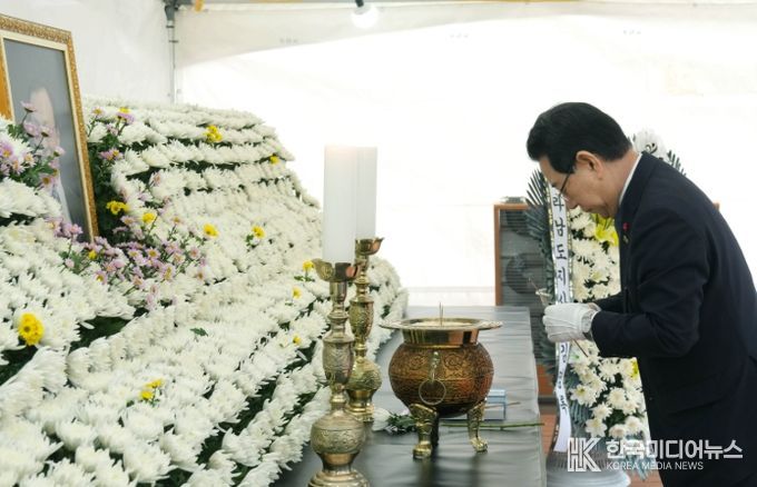 고 이해찬 민주평통자문회의 수석부의장 분향소 조문