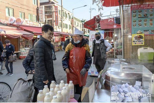 이기재 양천구청장이 전통시장을 찾아 상인들과 소통하고 있는 모습