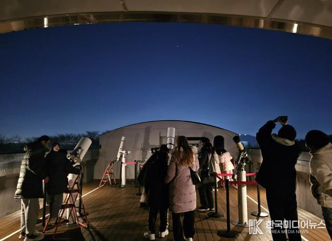 시민들이 부천천문과학관에서 천체관측을 하고 있다.