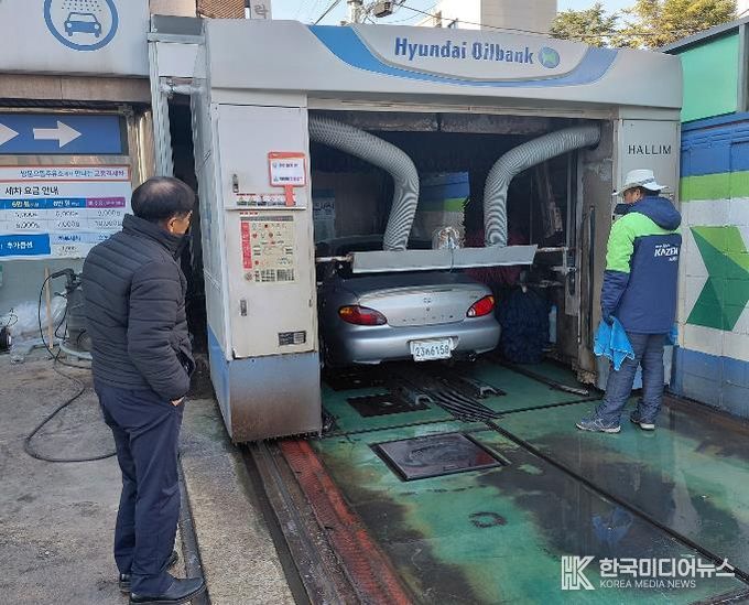 도봉구 민간자율환경감시단이 지역 내 한 주요소 세차시설을 점검하고 있다.