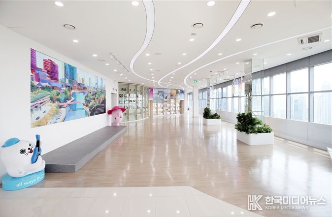 IFEZ 홍보관 전경-IFEZ 홍보관은 지난 2015년 3월 개관한 시설로 인천경제자유구역의 개발 역사와 미래 비전을 살펴볼 수 있다. 10년 만인 지난해 7월 새단장을 마치고, 도심의 랜드마크이자 글로벌 홍보 플랫폼으로 자리매김하고 있다.