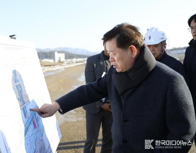 박승원 광명시장이 지난 2일 광명시흥 테크노밸리 공사 현장을 방문해 공사 진행 현황을 점검하고 한국토지주택공사, 경기주택도시공사 등 관계자들에게 신속하고 차질 없이 공사를 추진해 달라고 요청하고 있다.