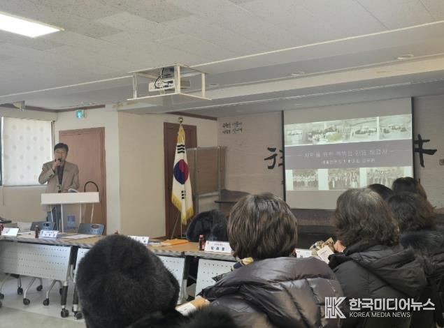 베테랑 공무원이 새빛신문고 제도를 설명하고 있다.