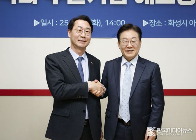 정명근 화성특례시장과 이재명 당시 더불어민주당 당대표가 악수를 하고 있다.