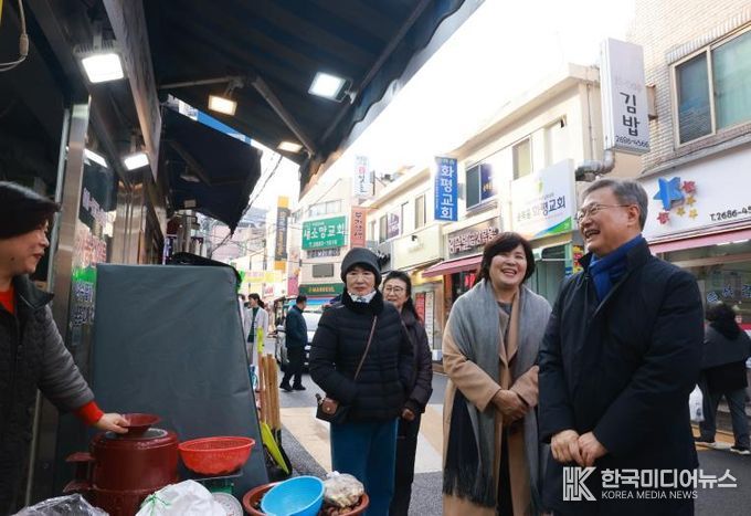 장인홍 구로구청장이 설 명절을 앞두고 전통시장을 방문해 상인과 이야기를 나누고 있다