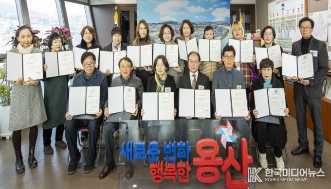 12일 박희영 용산구청장(두 번째 줄 가운데)이 주민과 함께 ’쓰레기 분리배출 실천서약 챌린지‘에 참여하고 있다.