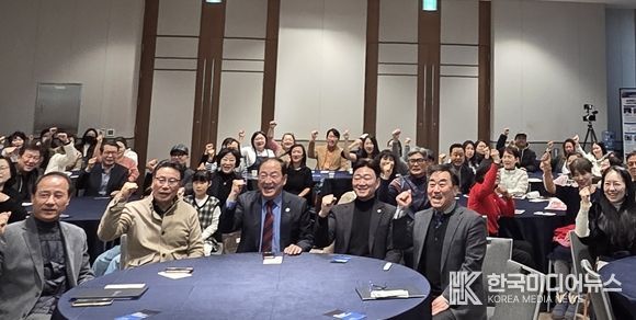 강원도립대학교 RISE사업단이 ‘지역위기대응 공동연구소(G-Lab) 1차년도 성과공유회’를 개최하고 기념촬영을 하고 있다.