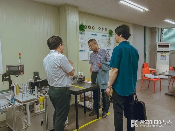 2025년에 생산레벨업 지원사업에 참가한 기업의 현장을 점검하는 경과원 관계자들