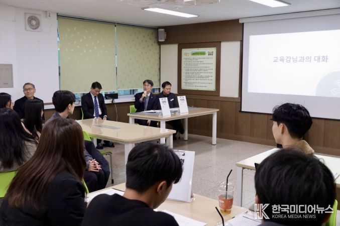 천창수 교육감이 26일 북구 염포초에서 새 학년 준비 상황을 살피고 간담회를 하고있다.