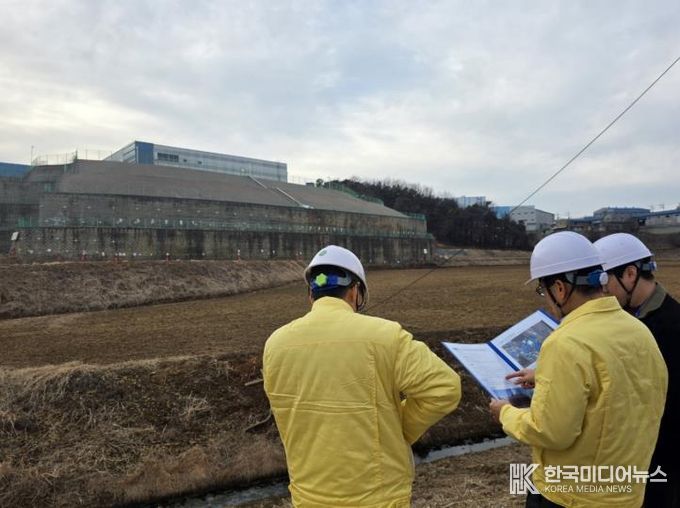윤성진 제1부시장이 해빙기 대비 옹벽시설 안전점검을 실시하고 있다