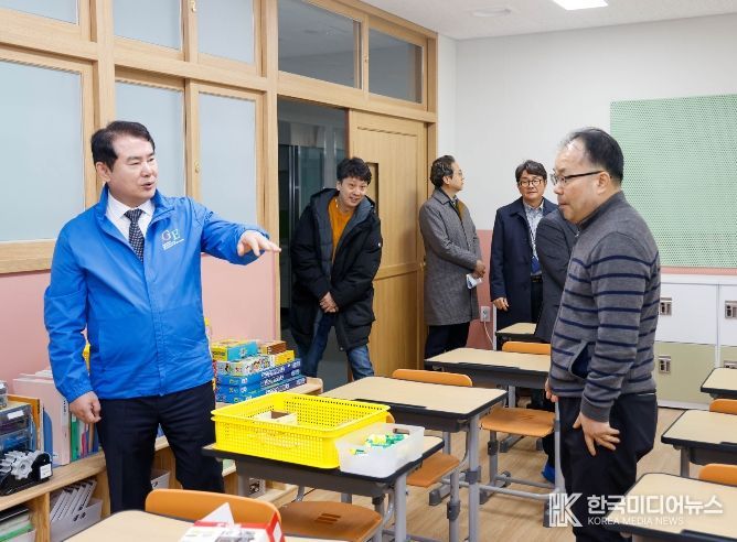 이정선 광주시교육감이 27일 광산구 운수동에 신설되는 운수초등학교를 방문해 개교 준비상황을 점검하고 있다
