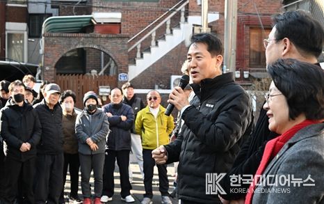 송파구 풍납동 모아타운 사업지를 찾은 오세훈 서울시장이 주민들과 대화를 나누고 있다.