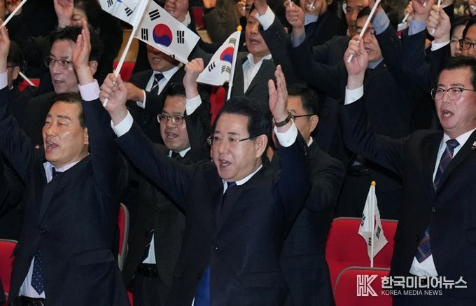 김영록 전라남도지사가 1일 전남도청 김대중강당에서 열린 ‘제107주년 3·1절 기념식’에서 참석자들과 만세 삼창을 하고 있다.