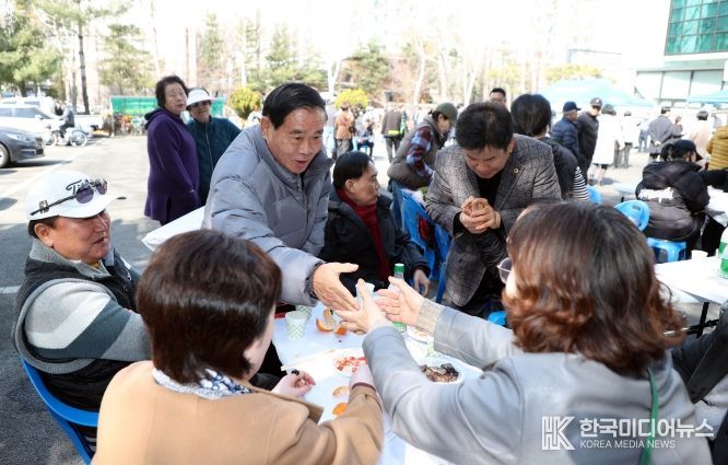 이재식 수원특례시의회 의장이 권선2동 정월대보름 척사대회에 참석해 주민들과 인사를 나누고 있다.