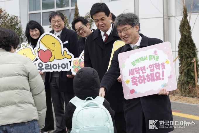 천창수 교육감이 3일 서사초에서 등교하는 학생들에게 축하 인사를 하고있다.
