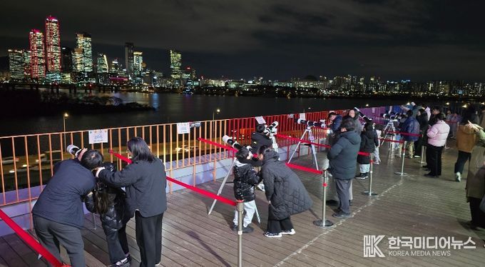 마포365천문대 옥상 천체관측실에서 망원경으로 달을 관측하는 마포구민 가족들