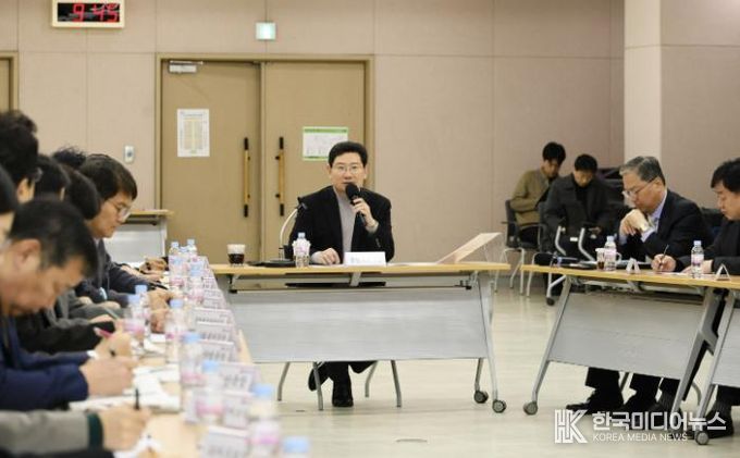 3일 수지구청에서 열린 현장 간부 공무원 회의에 참석한 이상일 시장이 발언하고 있다