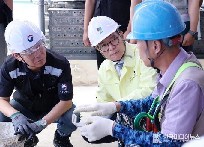 지난해 9월 정원오 성동구청장(가운데)이 김영훈 고용노동부 장관(좌측)과 함께 성동구의 건설 현장을 합동점검 중인 모습