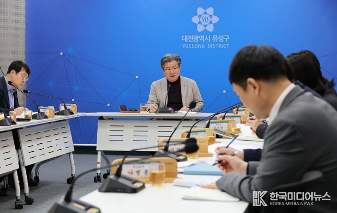 정용래 유성구청장이 9일 주간간부회의를 주재하고 있다.