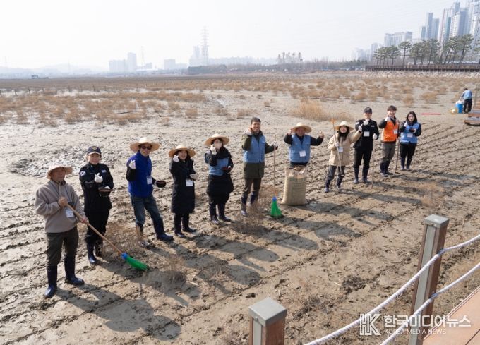 갯벌 생태계 복원 및 탄소 흡수원 확대를 위한 염생식물 파종 행사