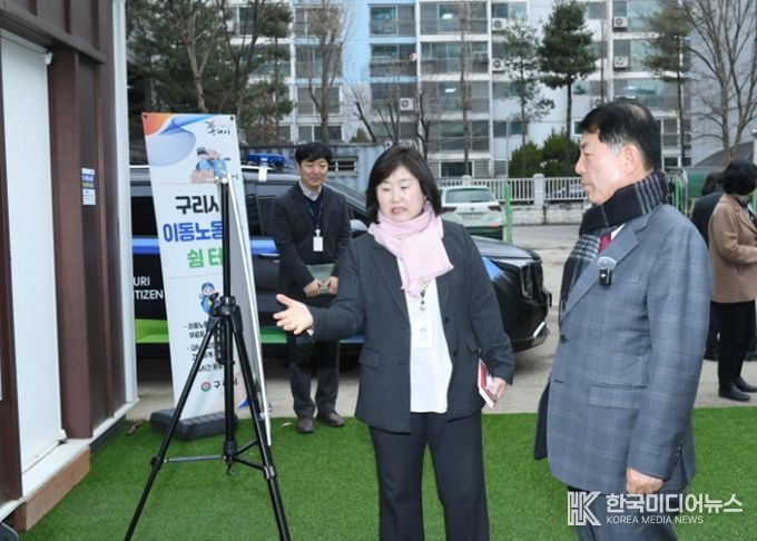 이동노동자 쉼터 운영 현황에 대해 보고받는 백경현 구리시장