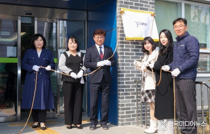최충규 대덕구청장(사진 왼쪽 세 번째)과 관계자들이 11일 대덕구육아복합마더센터에 조성된 여성친화 거점공간 ‘대덕열린마루’ 현판 제막식을 진행하고 있다.