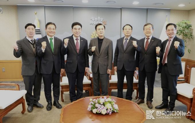 충남 계룡시는 12일 충남도청에서 ‘2026년 대한민국 국제방위산업 전시회(KADEX)’ 개최 준비 상황을 확인하고 상호 협력 방안을 논의했다.