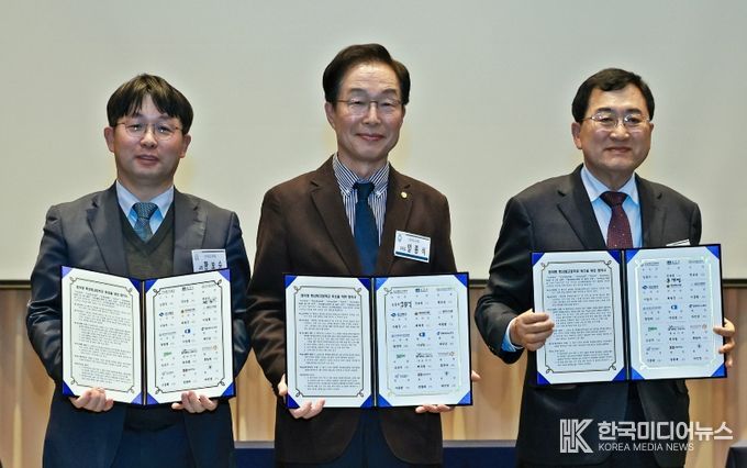 주낙영 경주시장(오른쪽부터)과 임종식 경상북도 교육감, 한보승 신라공업고등학교장이 12일 경주 황룡원에서 열린 ‘AI 미래 모빌리티 분야 협약형 특성화고 지·산·학 업무협약식’에서 협약서를 들어 보이며 기념촬영을 하고 있다.