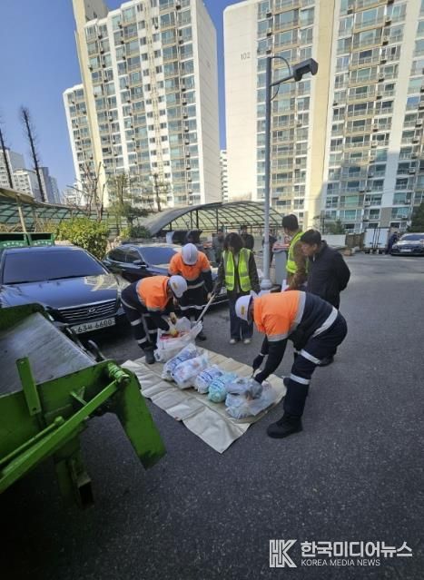 의왕시 종량제봉투 샘플링 검사_공동주택 현장에서 종량제봉투 파봉 후 샘플링 검사를 진행하고있다