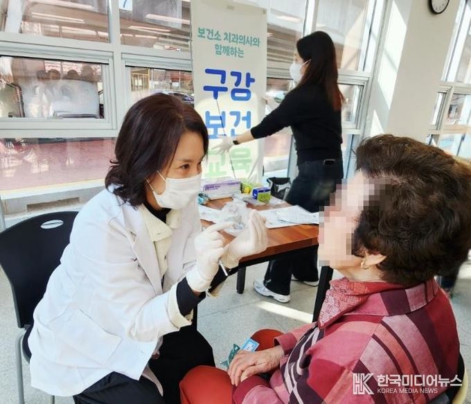 의정부시는 3월 12일 가능동 소재 호호당 2호점에서 65세 이상 노인 30여 명을 대상으로 ‘찾아가는 구강건강교실’을 운영했다.