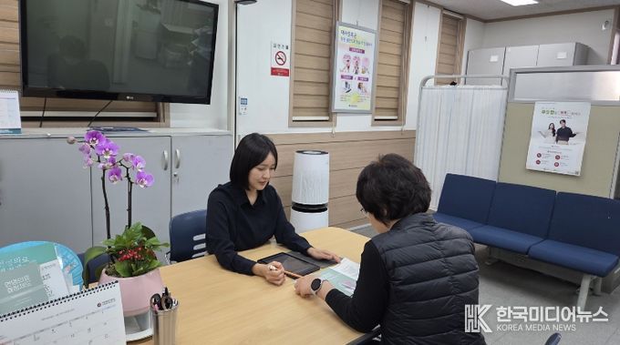 박수진 팀장이 사전연명의료의향서 작성에 대해 민원인에게 설명하고 있다.