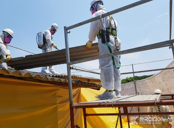 슬레이트 지붕 철거 현장 모습