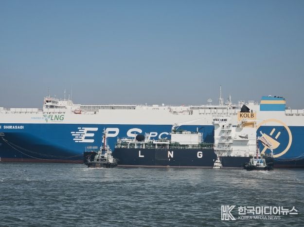 LNG 급유를 위해 정박 중인 급유선