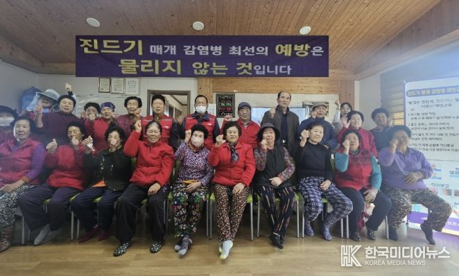 지난 17일, 압해읍 경로당에서 진드기매개 감염병 예방교육을 시행했다.