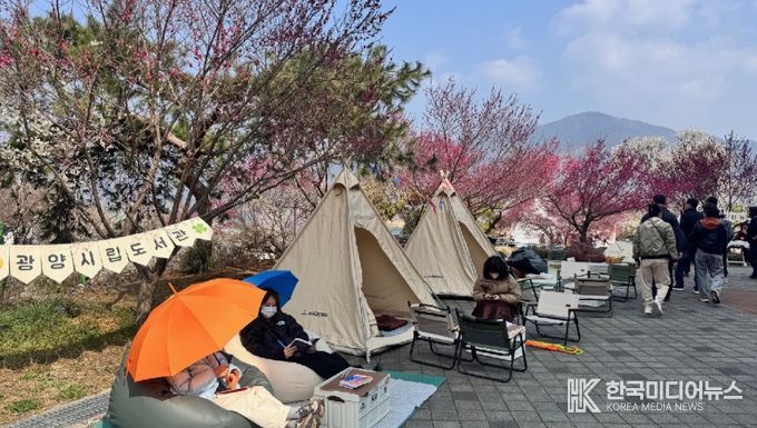 광양매화축제장 팝업도서관 ‘비밀의 정원’ 인기