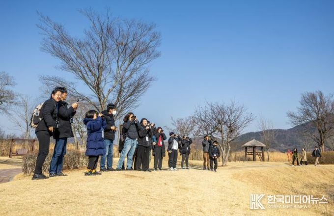 순천만에서 탐조 프로그램 참가자들이 탐조활동을 하고 있다.