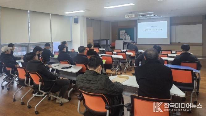 국가유산 안전경비원이 국가유산 보호와 재난 예방을 위한 교육을 받고 있다