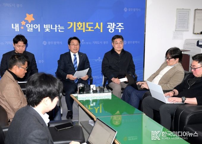 강기정 광주광역시장이 19일 시청 기자실에서 기자들을 만나 도시철도 2호선 1단계 18개 정거장의 역명 제정을 위한 시민 의견조사 결과 등에 대해 밝히고 있다. /광주광역시 제공