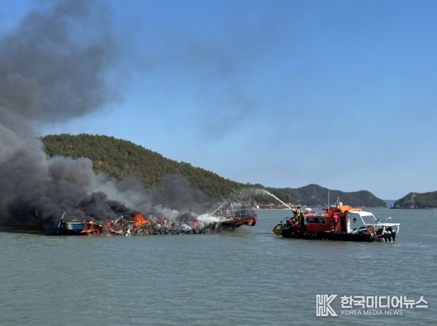 화재 진화 중인 완도해경의 모습