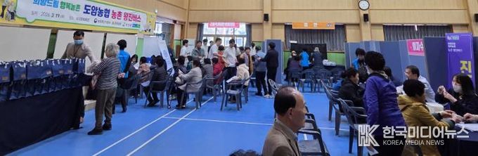 강진군이 지난 19일 도암문화회관에서 찾아가는 농촌 왕진버스 사업을 진행했다.