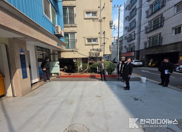 부시장이 서울 도봉구 창동에 위치한 여수학숙을 방문해 생활실과 공용시설을 직접 둘러보며 시설 현황을 점검하고 있다.