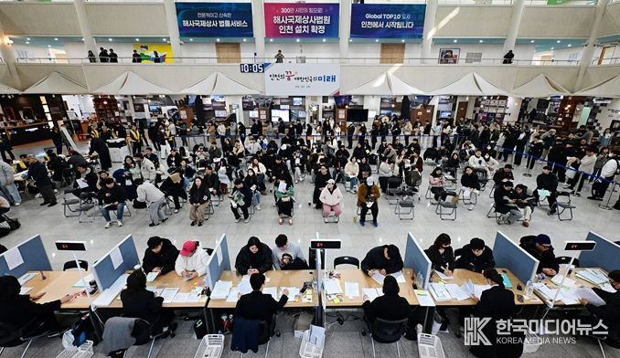 2026년 3월 16일 시청 중앙홀에서 천원주택 예비입주자 접수를 받고 있다