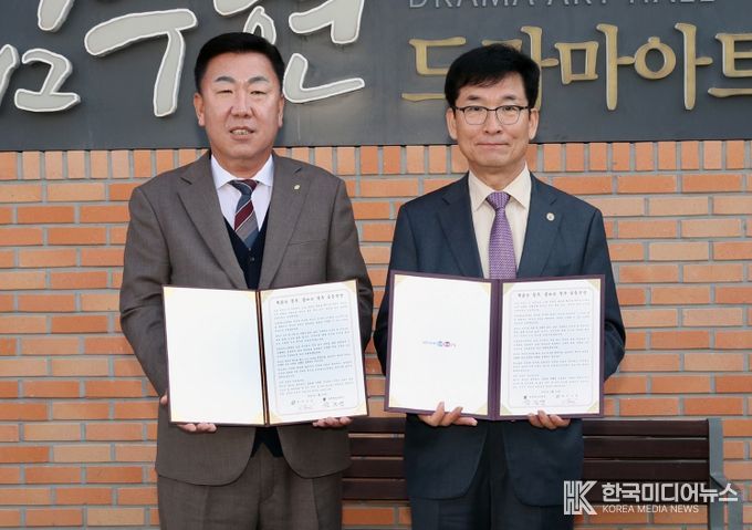 청주시·충북교육청, 독서·글쓰기 문화 확산 위해 맞손. 사진(왼쪽부터 이범석 청주시장, 윤건영 충청북도교육감)