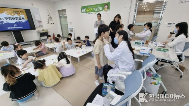 치과의사 구강검진 및 불소도포 진행
