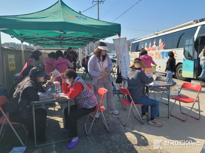 여수시는 지난 23일 ‘전남행복버스’가 오천동을 방문해 80여 세대 주민들을 대상으로 이·미용과 보건·복지·문화 분야의 맞춤형 서비스를 운영했다.