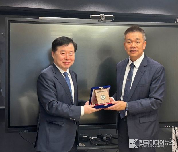 인천항만공사 이경규 사장이 TS라인스 투홍린 총경리에게 기념패를 전달하고 있다.