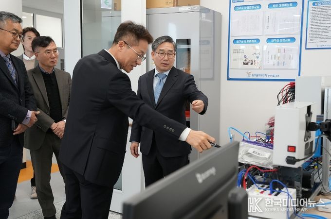 강상구 부시장(오른쪽)이 지난 20일 한국폴리텍대학 나주전력기술원을 방문해 전력기술 분야 전문 인력 양성 방안 등 주요 현안을 논의했다.