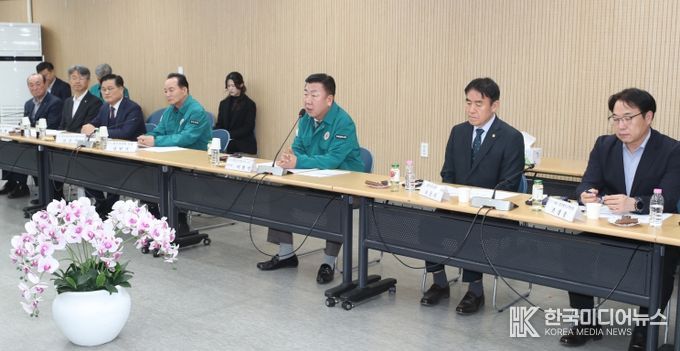 청주시, 2026년 1분기 통합방위협의회 개최. 사진(오른쪽에서 세번째 이범석 청주시장)