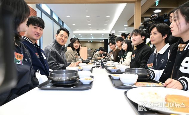 오세훈 서울시장이 24일(화) 숭실대학교 학생회관 식당에서 학생들과 함께 식사하며 청년들의 고민을 청취하고 있다.