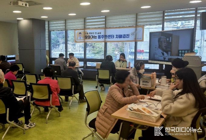 치매검진 사업에 참여한 어르신들이 검진을 받고 있는 모습